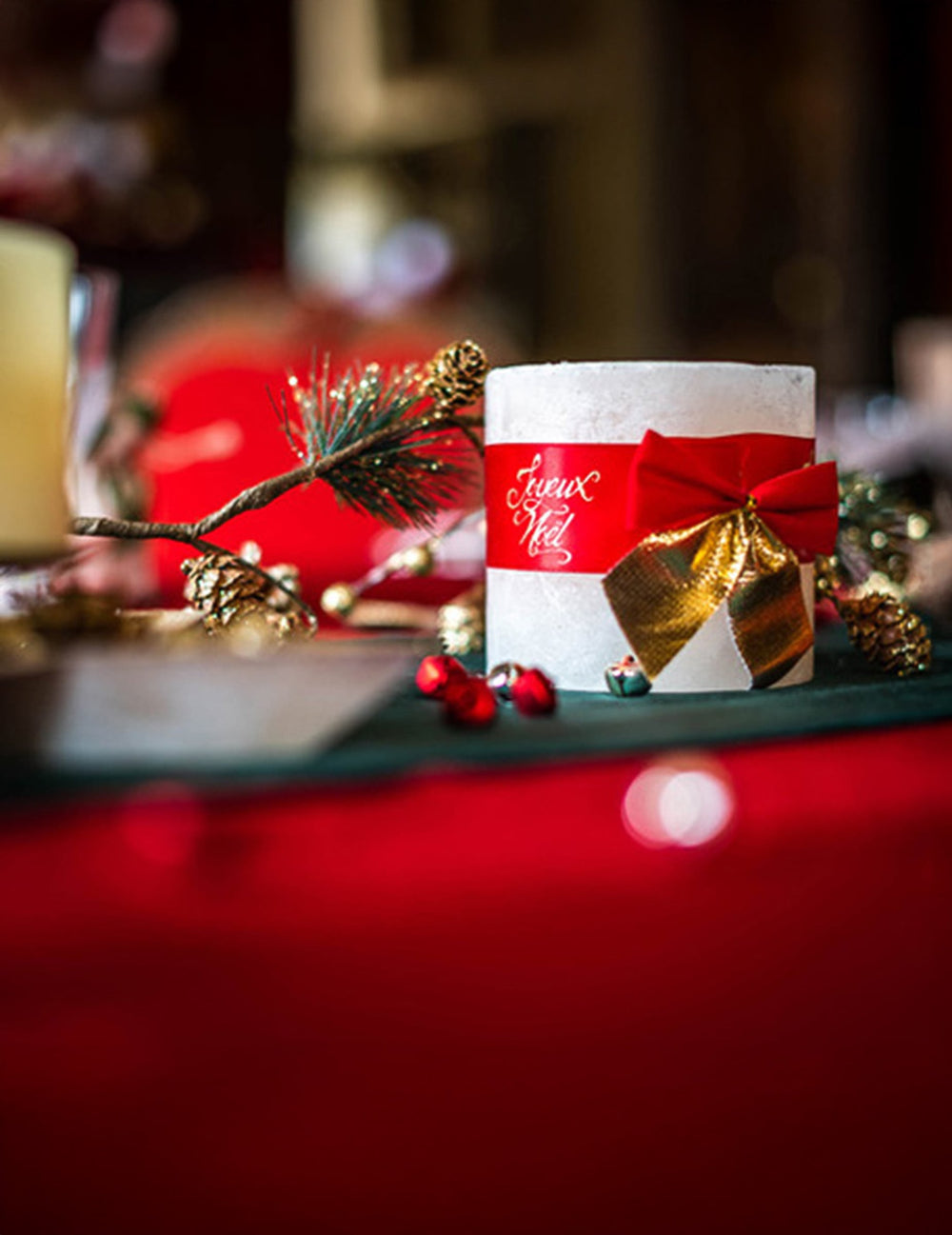 Gros plan sur une bougie de table des nœuds adhésifs pour Noël