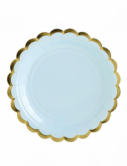 6 malých nebesky modrých kartónových tanierov so zlatým vrúbkovaným lemom 18 cm