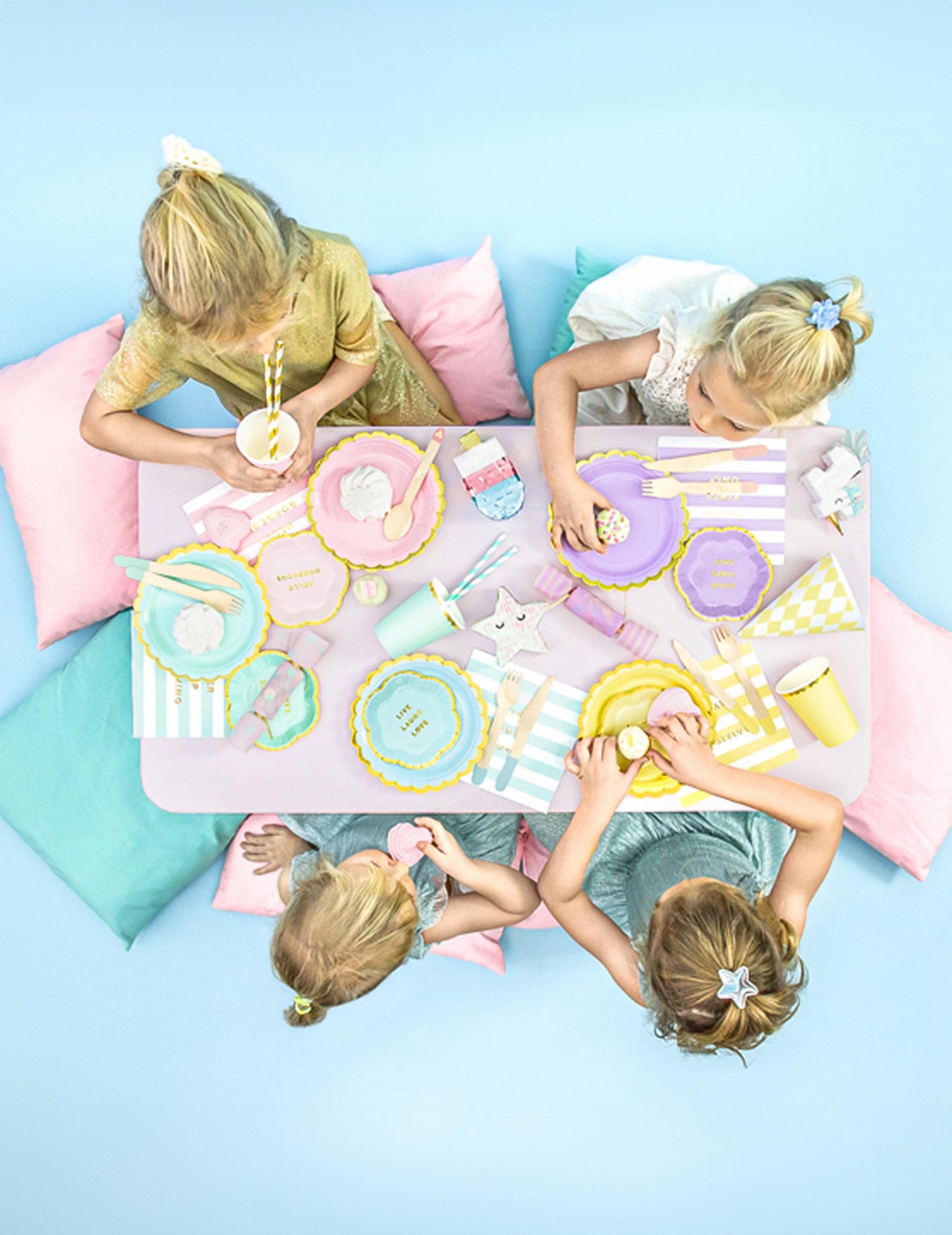 6 malých nebesky modrých kartónových tanierov so zlatým vrúbkovaným lemom 18 cm