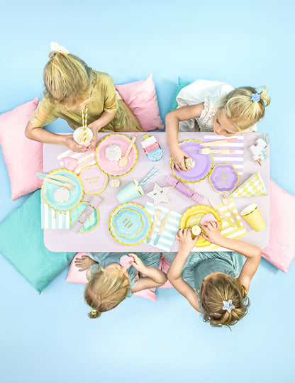 6 malých nebesky modrých kartónových tanierov so zlatým vrúbkovaným lemom 18 cm