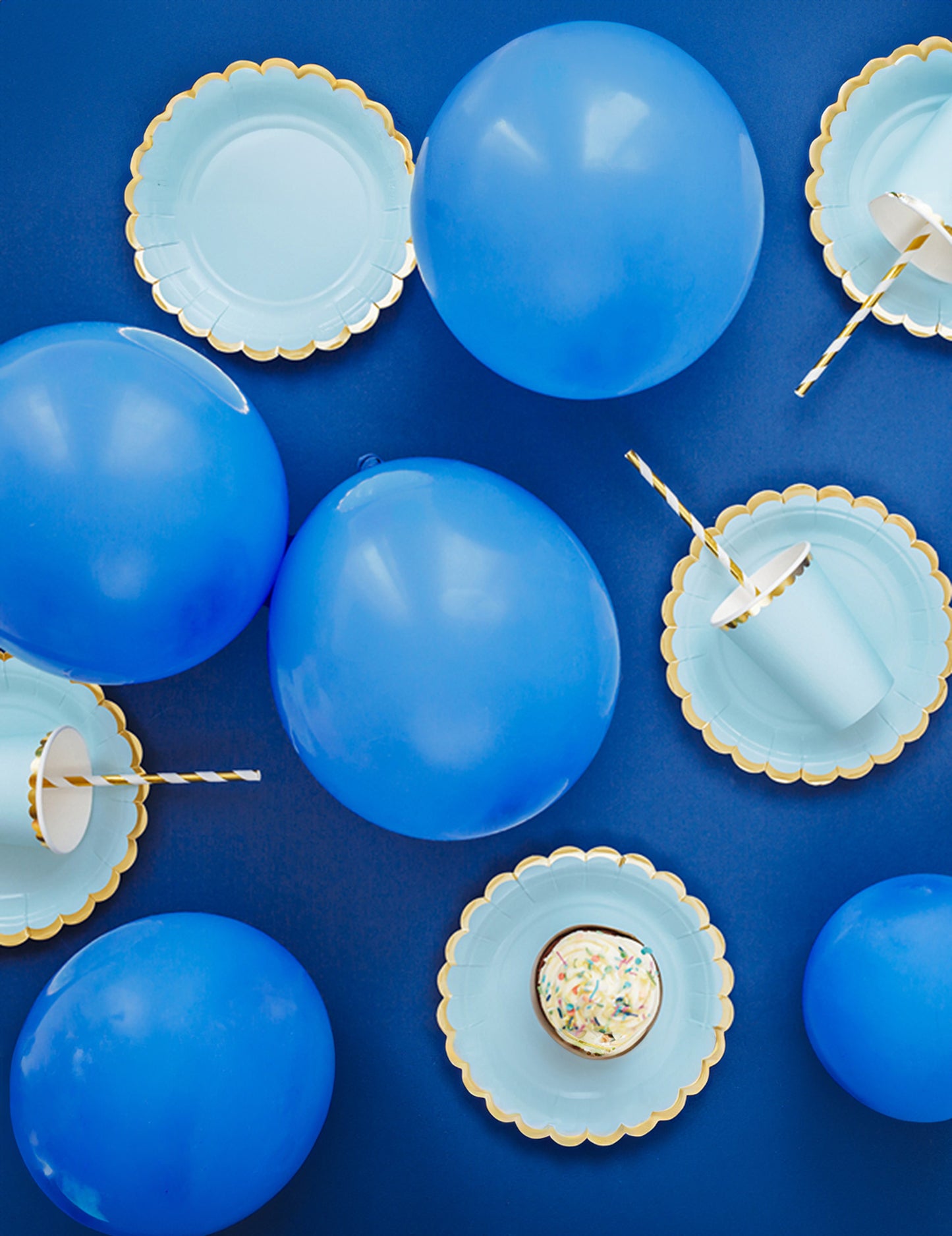 6 malých nebesky modrých kartónových tanierov so zlatým vrúbkovaným lemom 18 cm