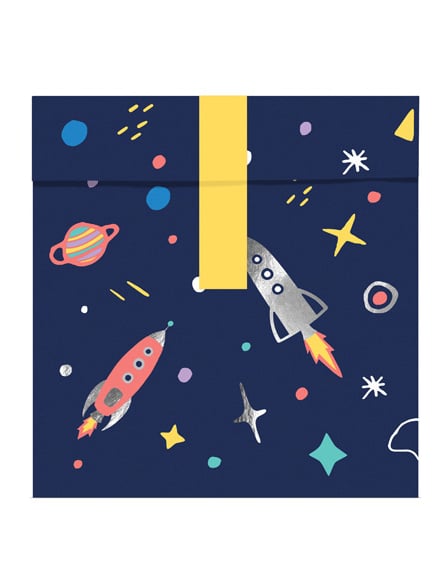 Vue de face du sac fermé des sacs cadeaux en papier space adventure