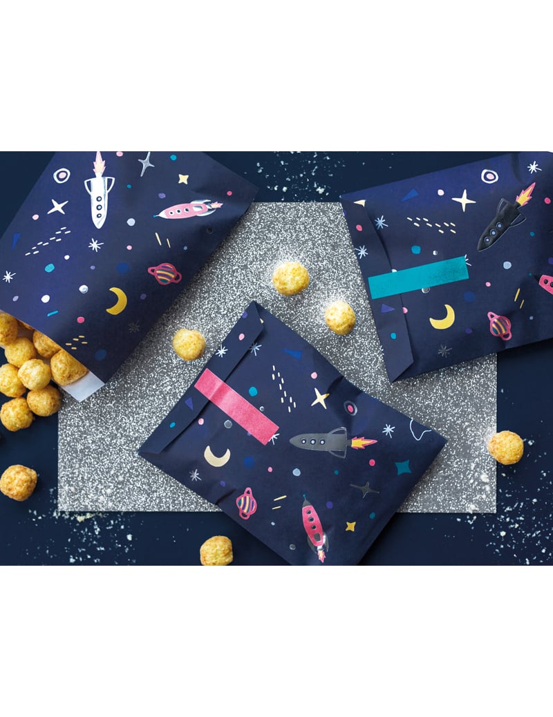 Mise en situation avec friandises des sacs cadeaux en papier space adventure