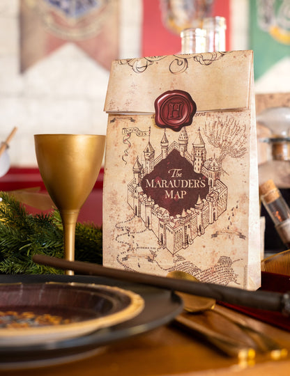 Mise en situation sur une table décorée des sacs cadeaux Harry Potter