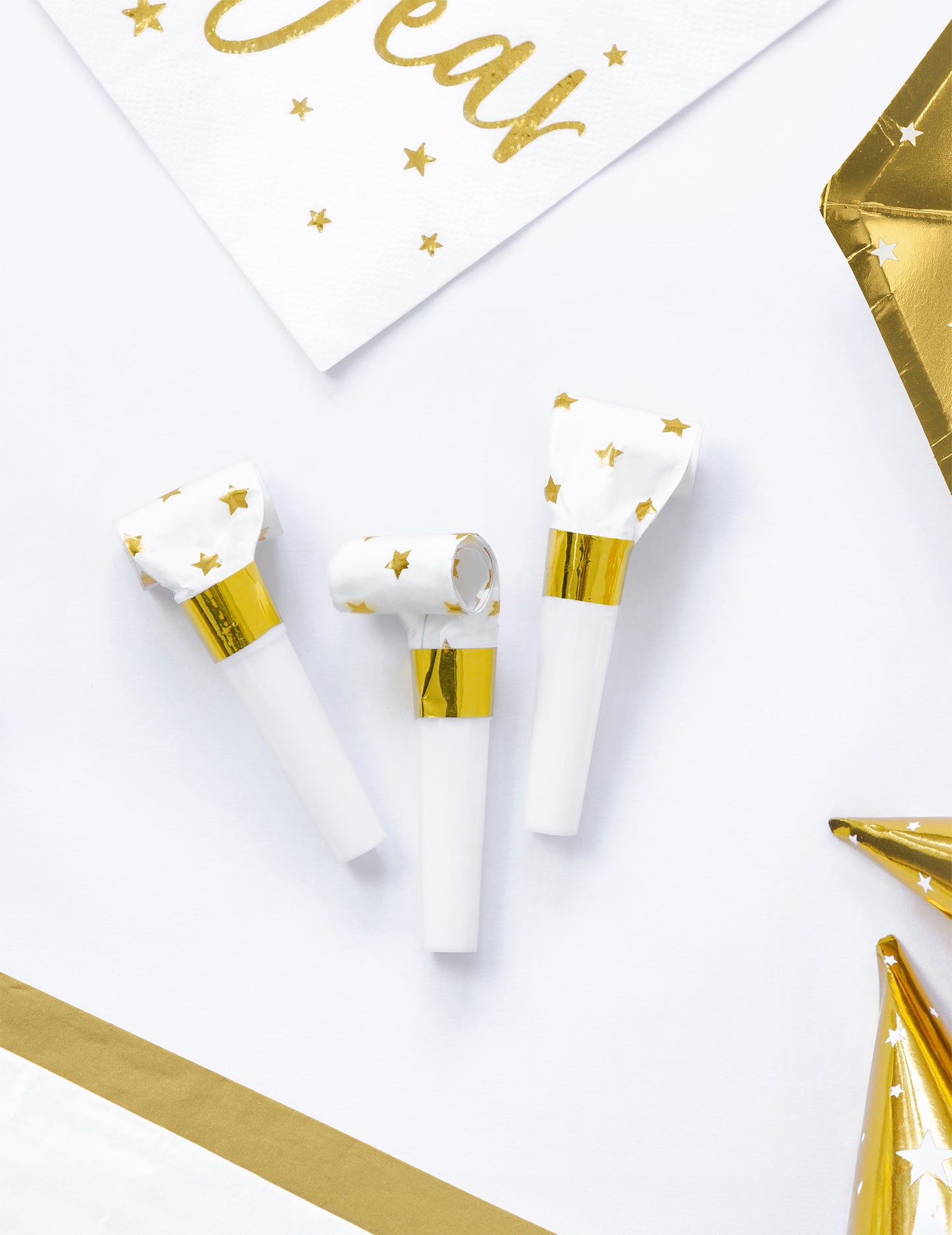 6 bielo-zlatých darčekov s hviezdičkovým vzorom na Nový rok