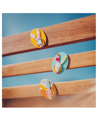 6 viacfarebných grafických nálepiek s králikmi 4,5 cm na Veľkú noc