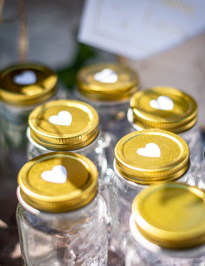 64 bielych a zlatých nálepiek so srdiečkami, 1,5 až 3 cm svadobná výzdoba