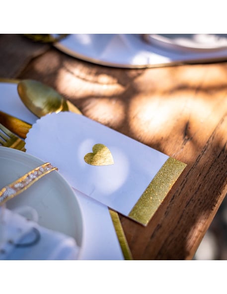 64 bielych a zlatých nálepiek so srdiečkami, 1,5 až 3 cm svadobná výzdoba