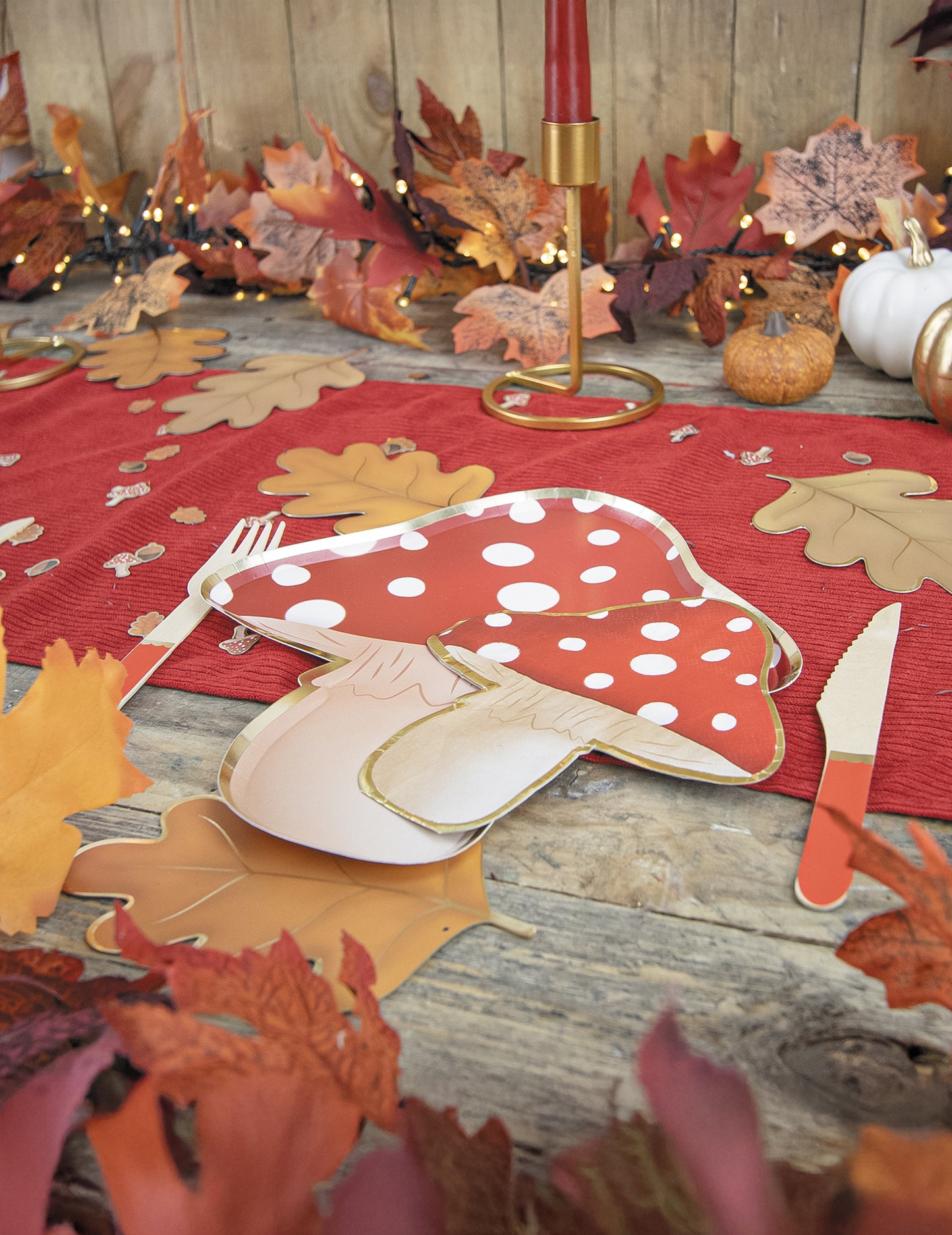 8 červených a bielych kartónových tanierov v tvare húb 23 cm bodky