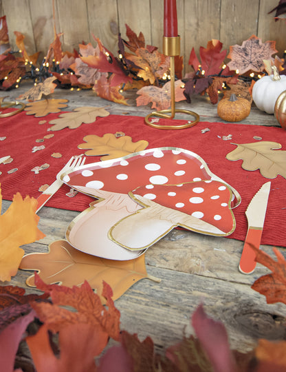 8 červených a bielych kartónových tanierov v tvare húb 23 cm bodky