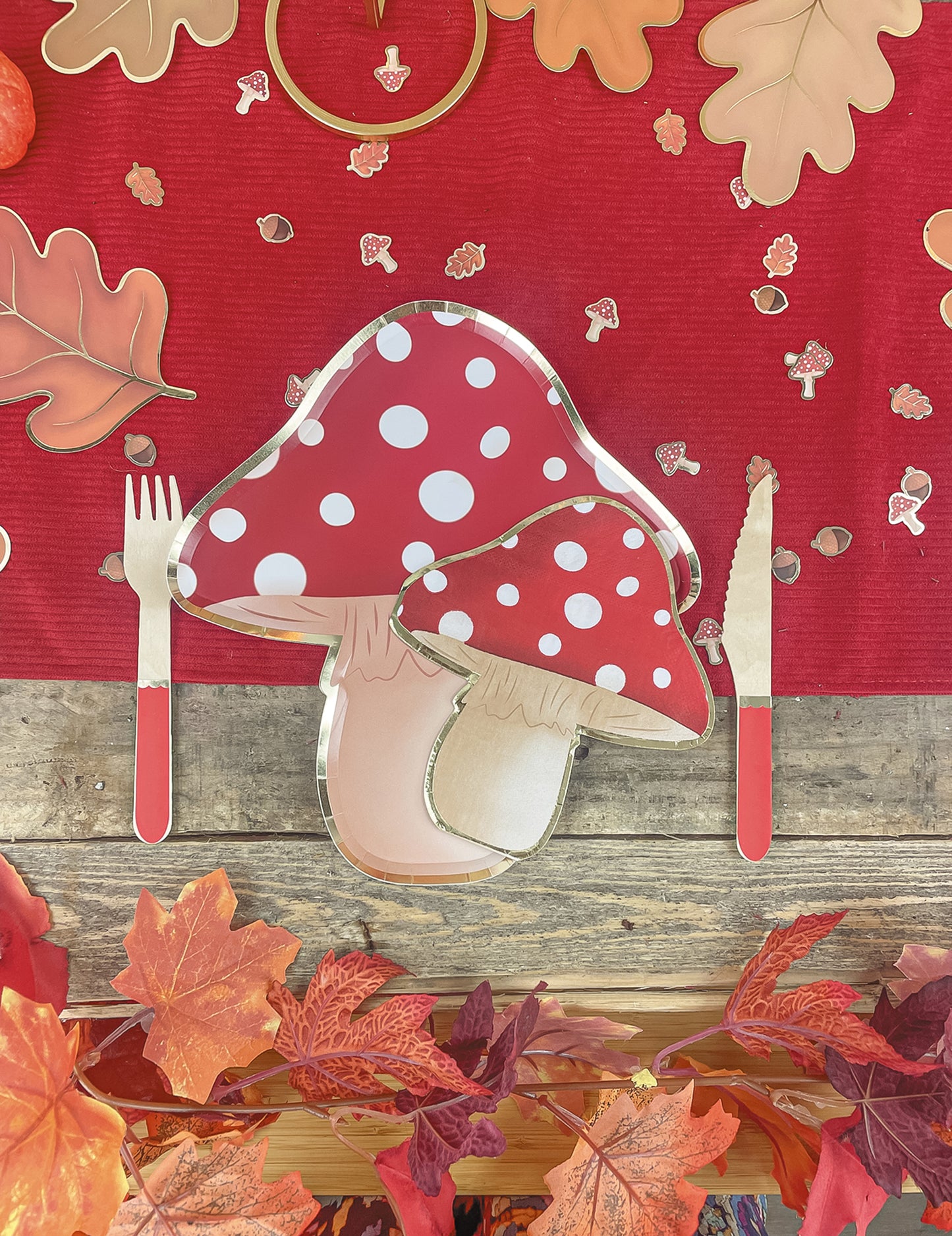 8 červených a bielych kartónových tanierov v tvare húb 23 cm bodky