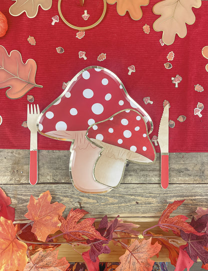 8 červených a bielych kartónových tanierov v tvare húb 23 cm bodky