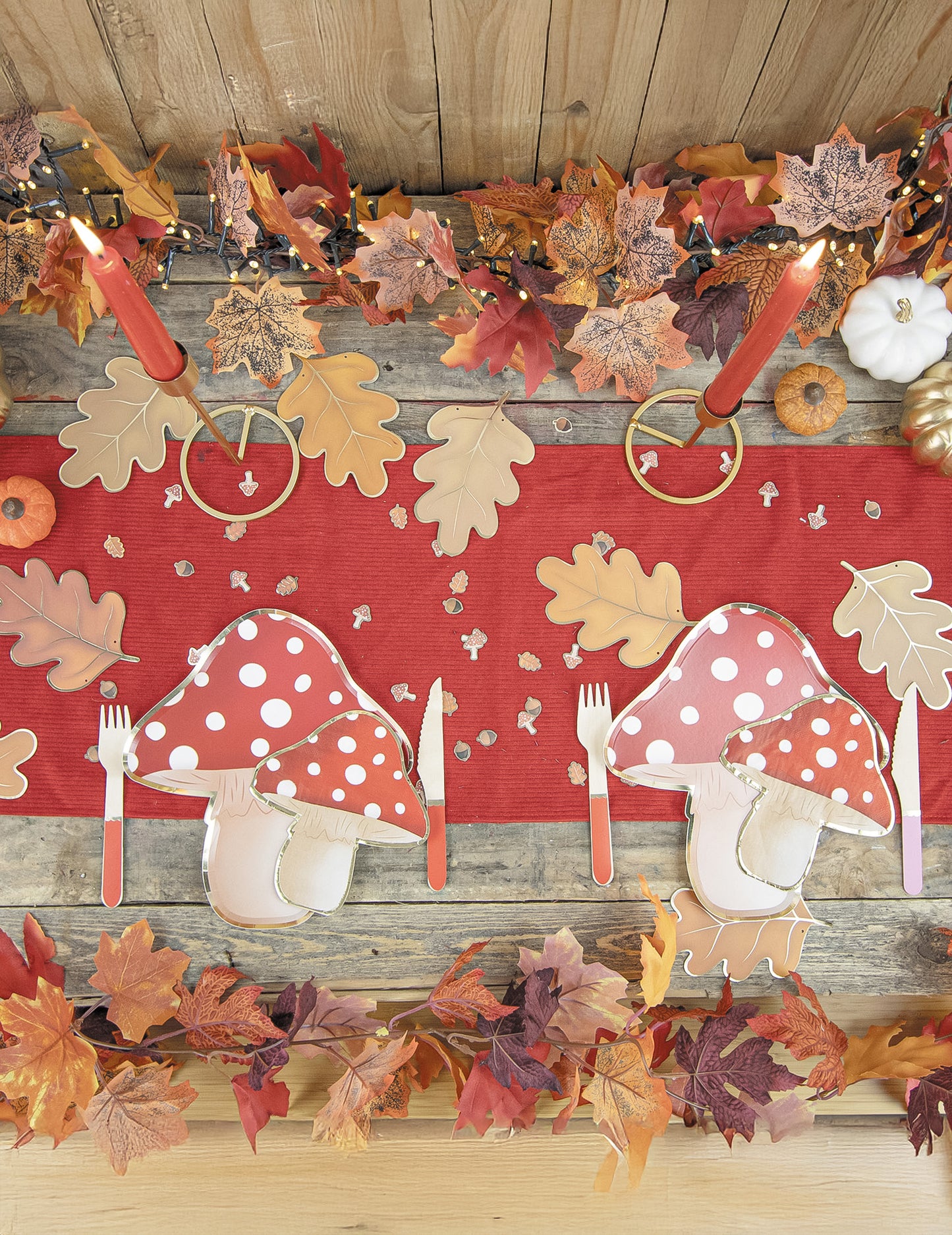 8 červených a bielych kartónových tanierov v tvare húb 23 cm bodky