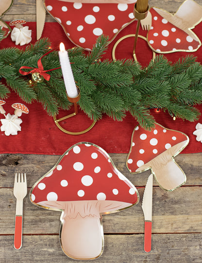 8 červených a bielych kartónových tanierov v tvare húb 23 cm bodky