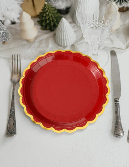 8 vrúbkovaných červených a zlatých kartónových tanierov 23 cm na Vianoce