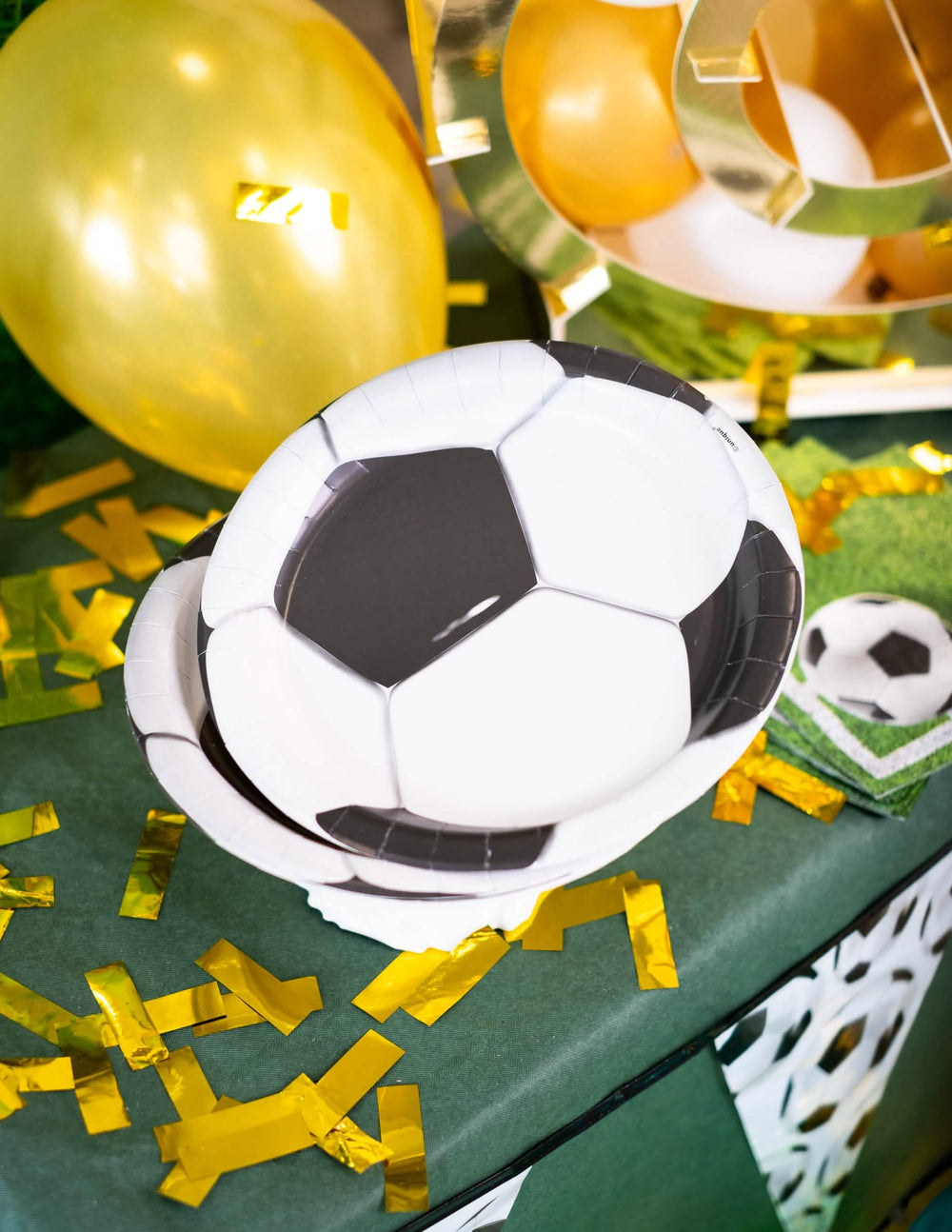 Umiestnenie na slávnostnom stole taniere z kartónu futbal
