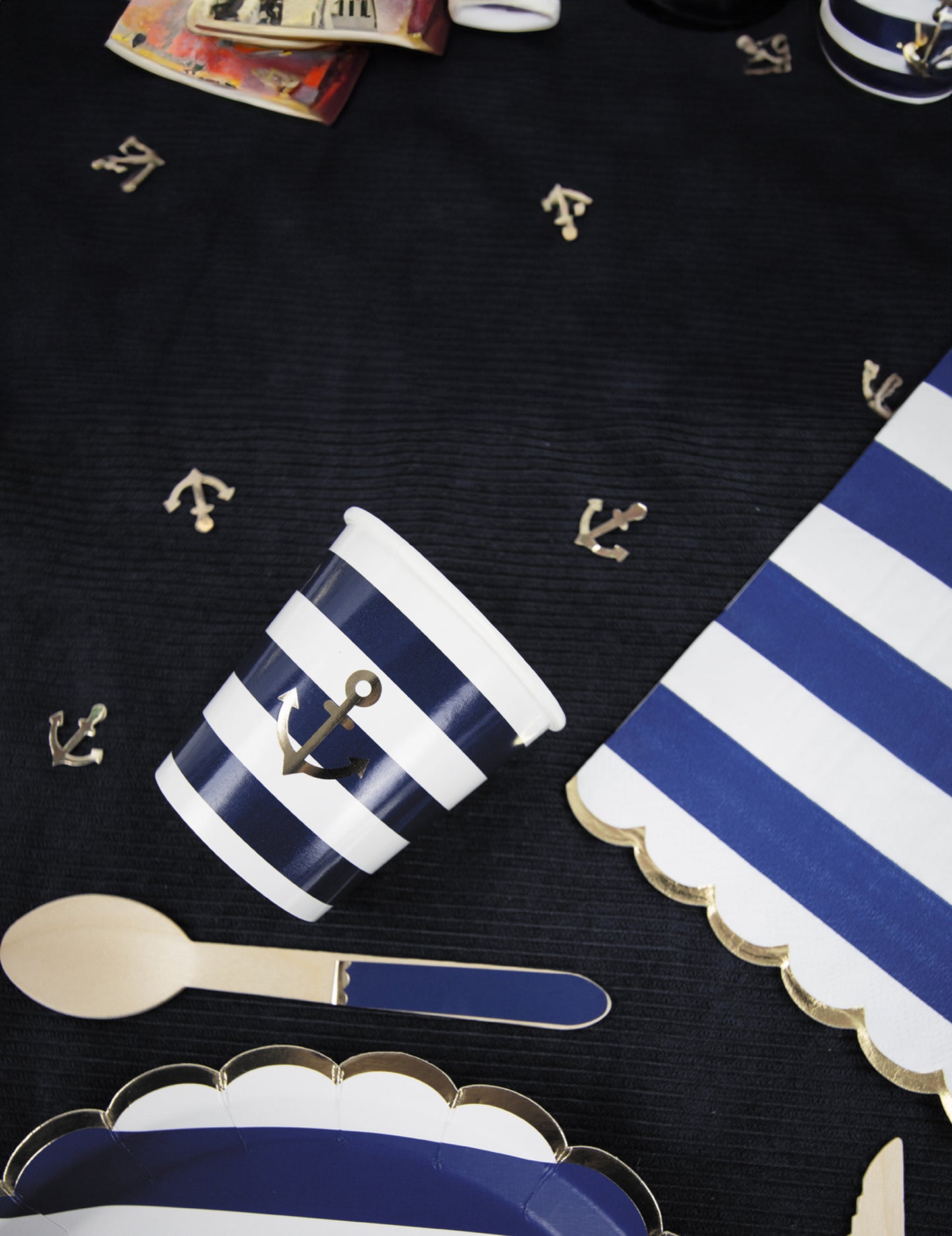 8 vlnovaných kartónových tanierov s námorníckym pruhovaným vzorom 23 cm zlatý okraj