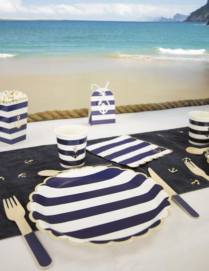 8 vlnovaných kartónových tanierov s námorníckym pruhovaným vzorom 23 cm zlatý okraj