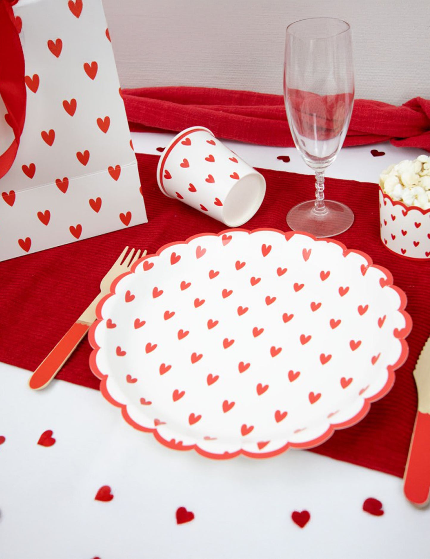 8 vlnovaných kartónových tanierov s malými srdiečkami 23 cm