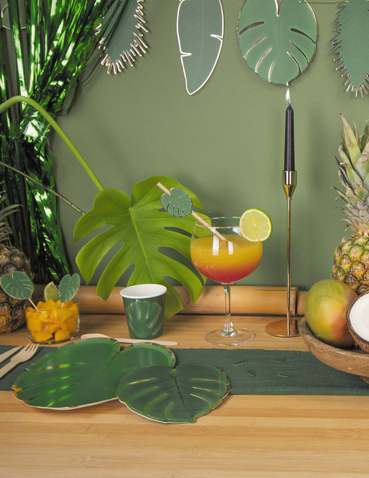 Mise en scène de la décoration de table avec les assiettes en carton feuille tropicale