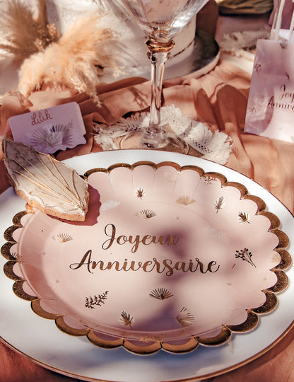 Mise en situation sur une table des assiettes Joyeux Anniversaire Boho
