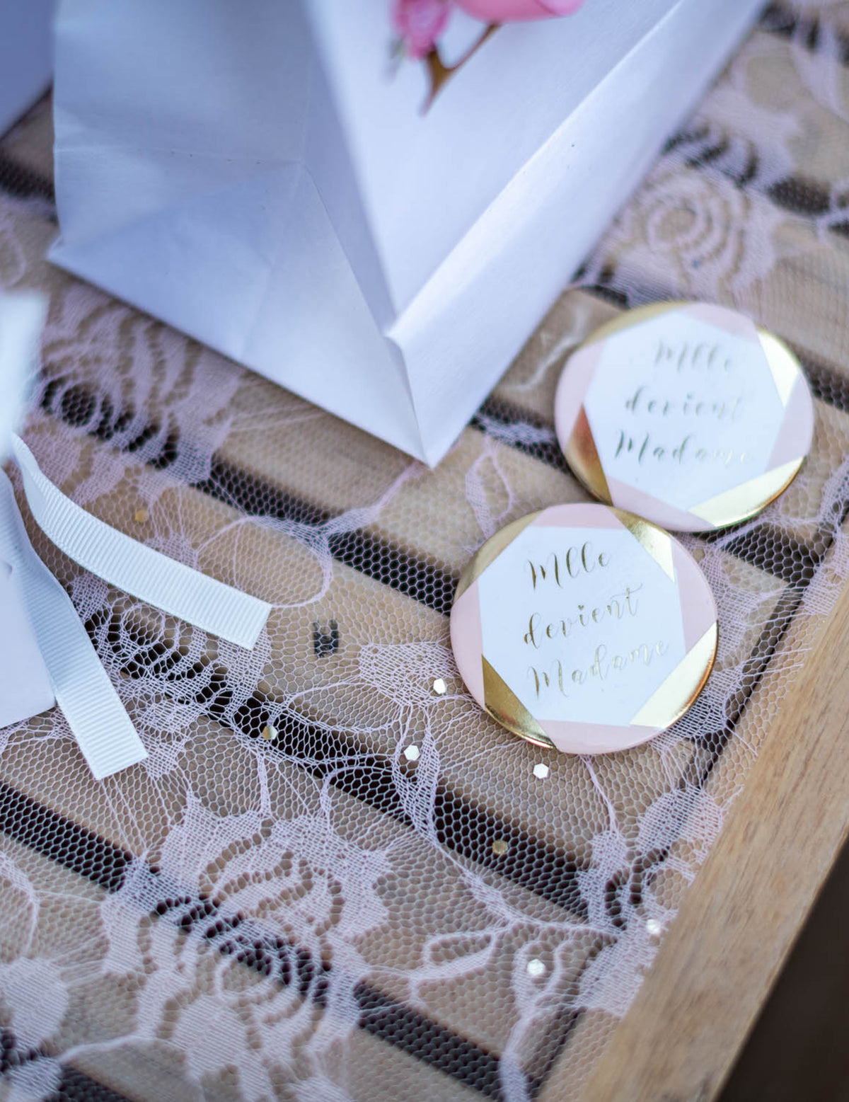 Gros plan sur les Badges Mlle devient madame pour EVJF rose et doré