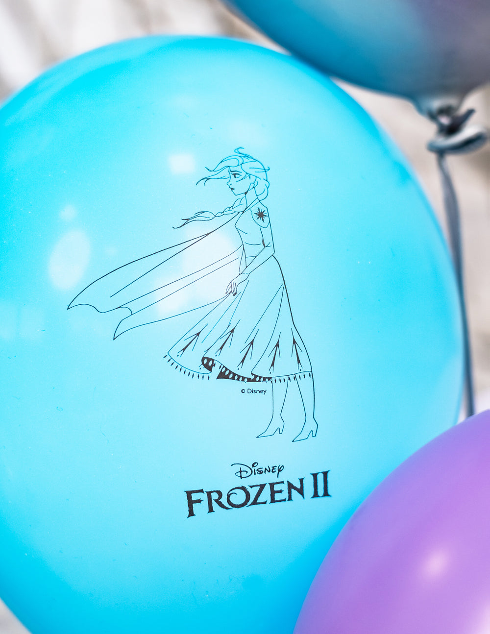 Gros plan sur l'illustration d'Elsa et le logo du ballons en latex La Reine des Neiges 2