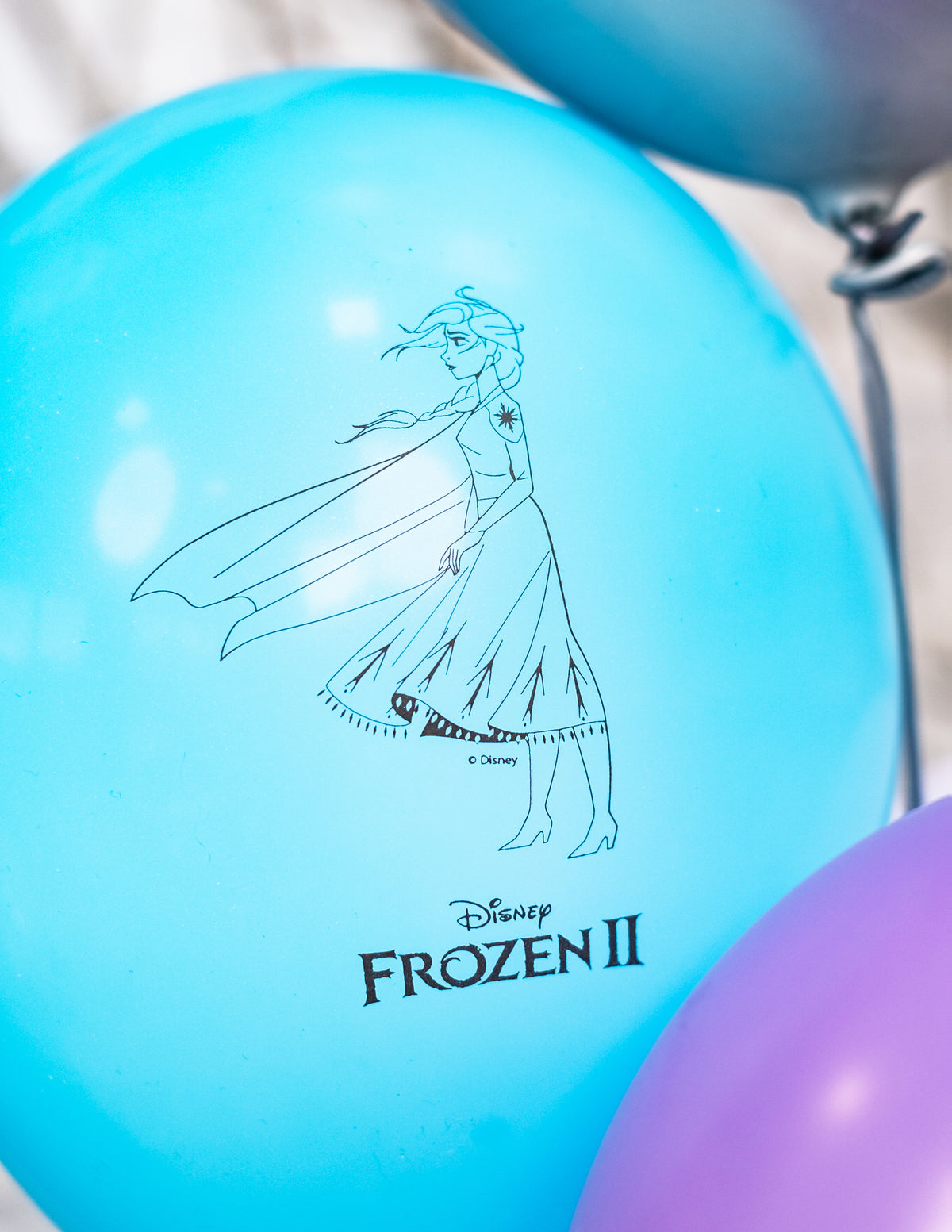 Gros plan sur l'illustration d'Elsa et le logo du ballons en latex La Reine des Neiges 2