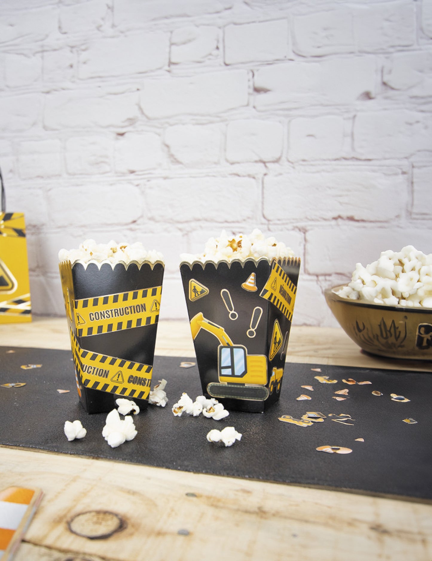 8 čierno-zlatých krabíc na popcorn s rozmermi 12,5 x 7 cm vrúbkovaný