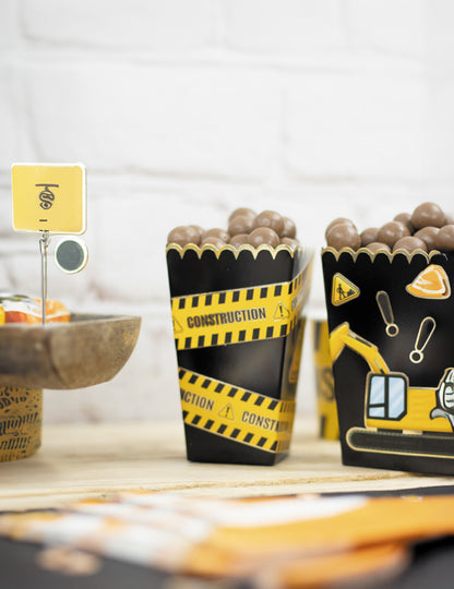 8 čierno-zlatých krabíc na popcorn s rozmermi 12,5 x 7 cm vrúbkovaný