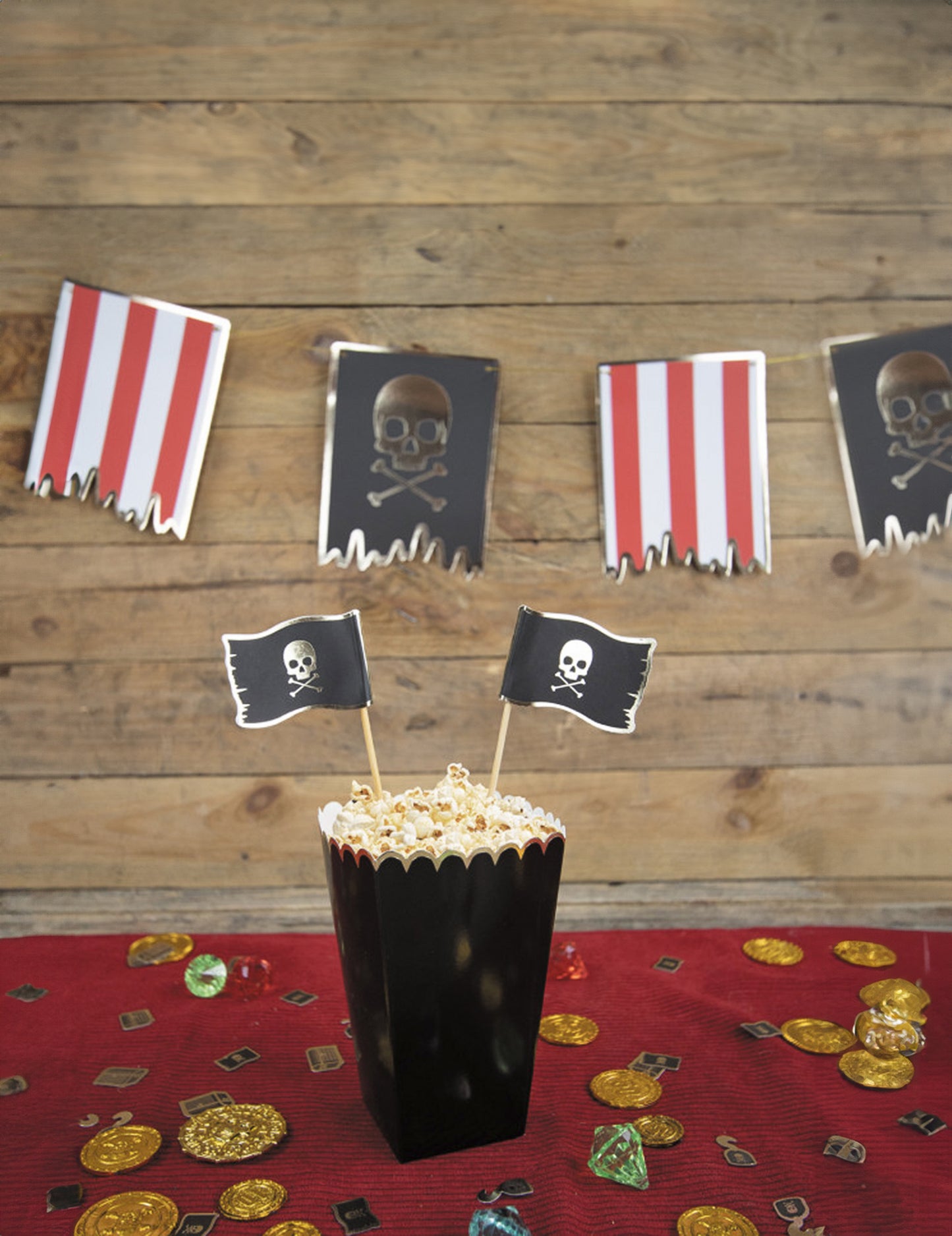 8 čierno-zlatých krabíc na popcorn s rozmermi 12,5 x 7 cm vrúbkovaný