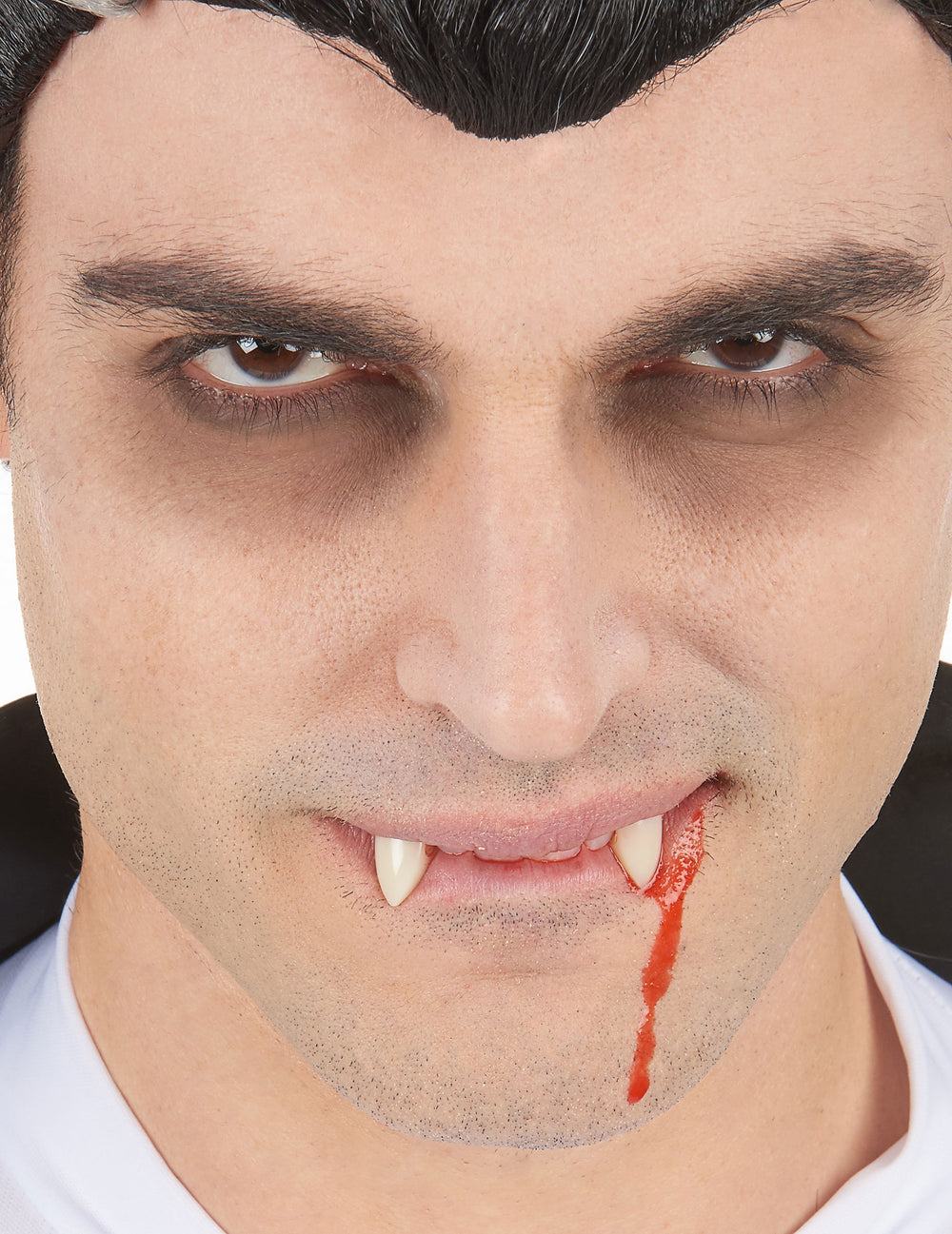 Détail de l'effet sanglant sur le visage des capsules de faux sang Halloween