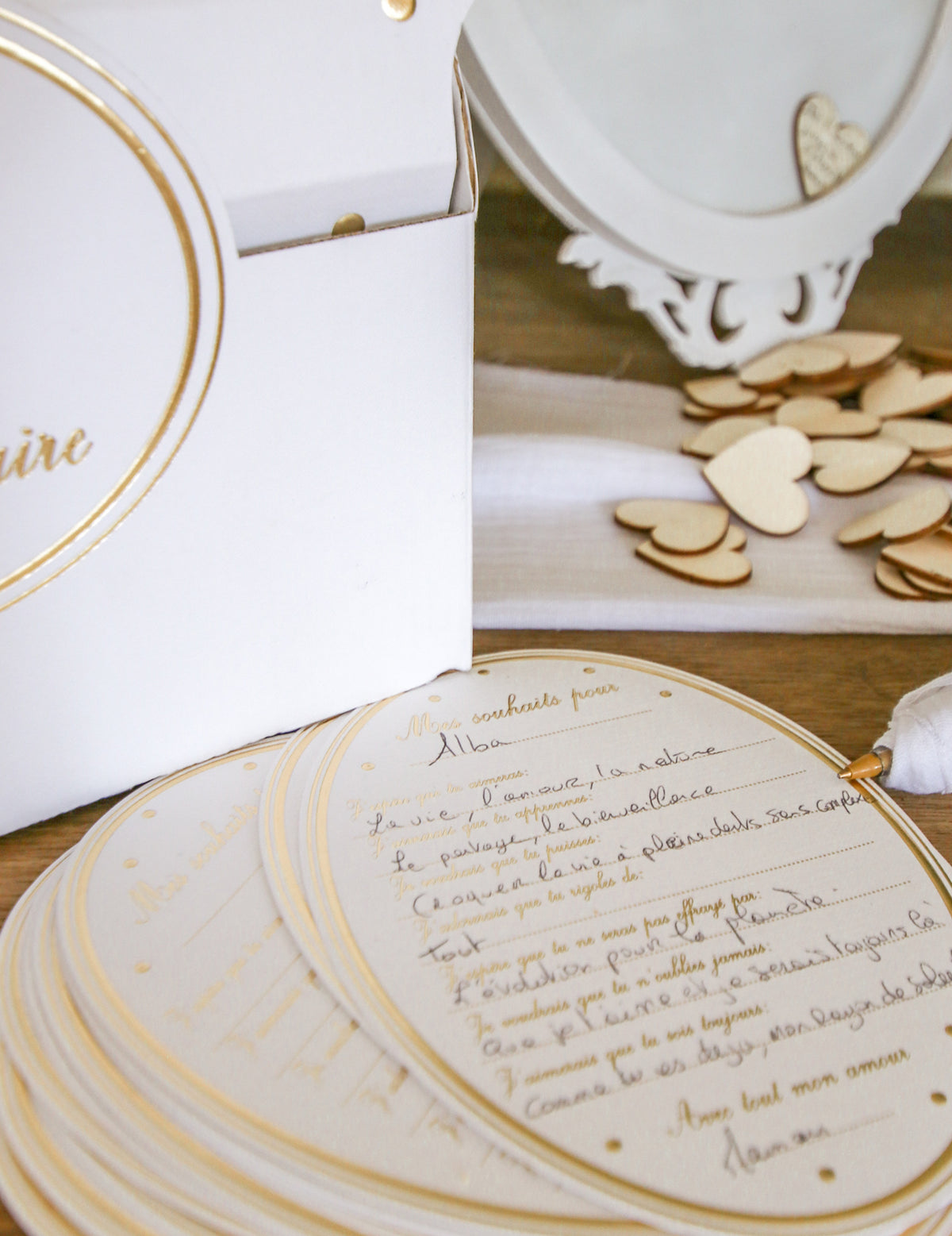 Détail du texte manuscrit des cartes de souhaits baby shower pour fête