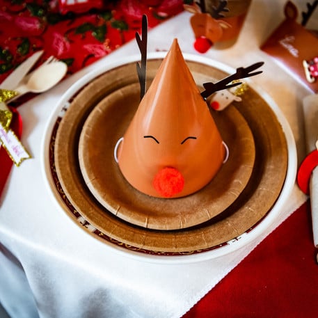 Mise en situation sur une table du chapeau en carton Rudolph pour Noël