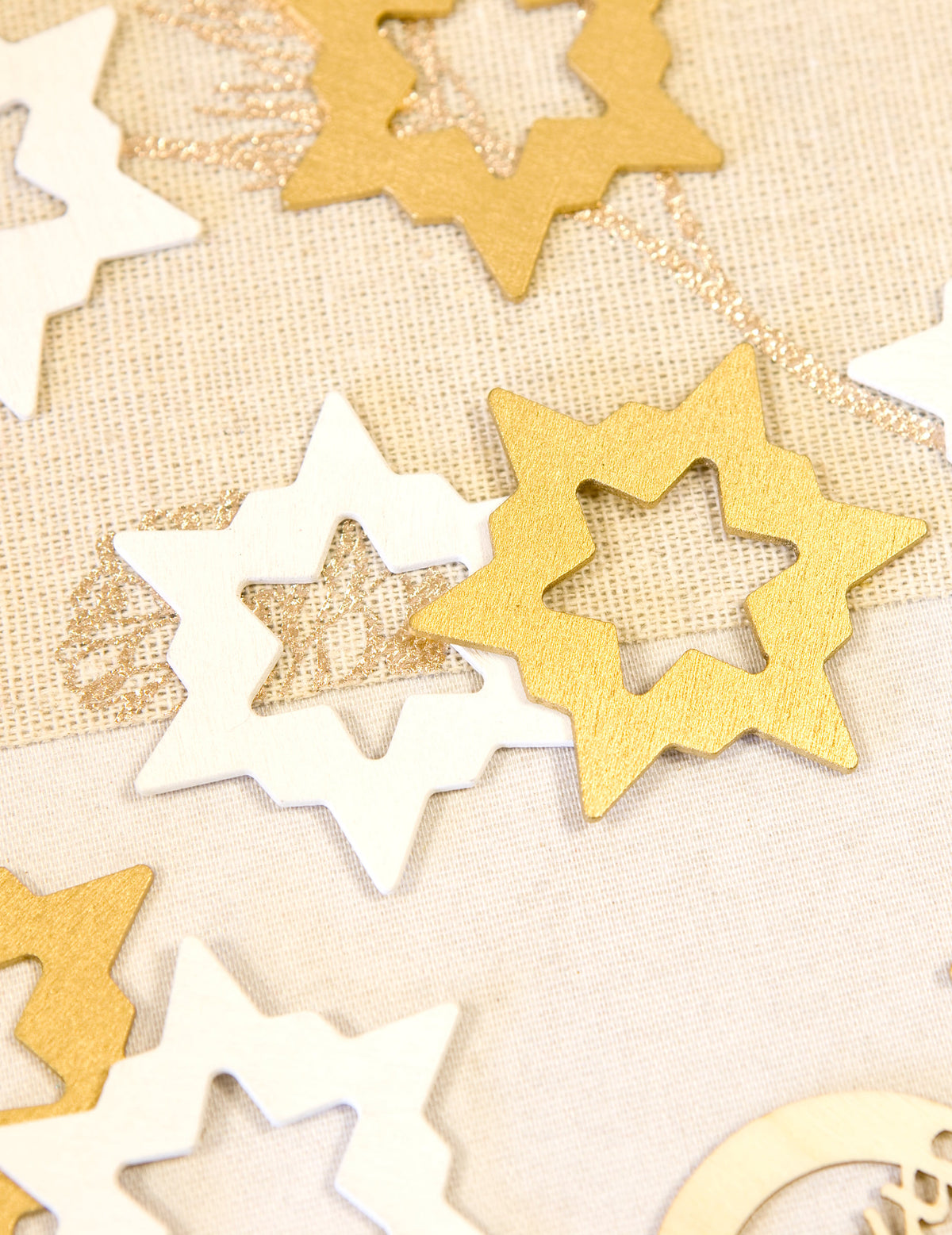 Gros plan des confettis de table en bois étoiles pour Noël