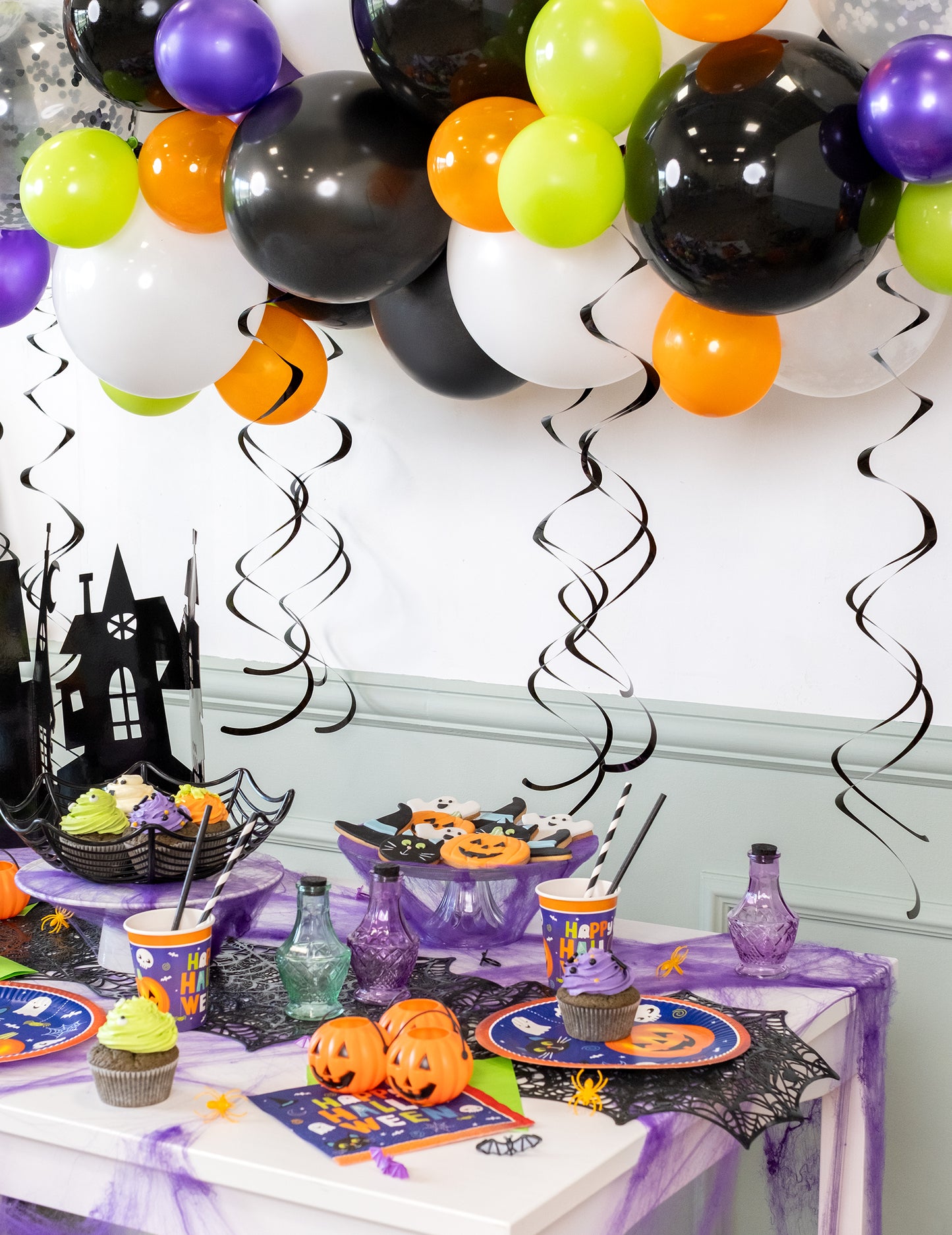 8 čiernych špirálových dekorácií