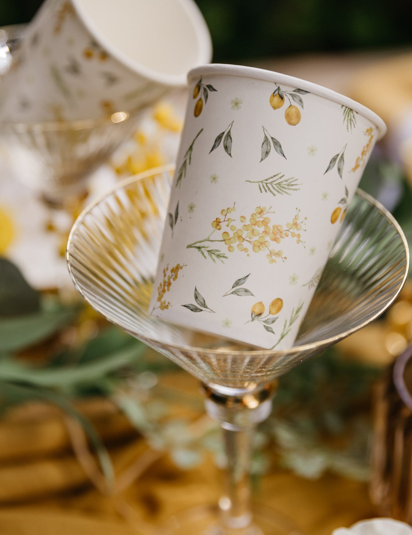 Détail des motifs du gobelet en carton Citrons