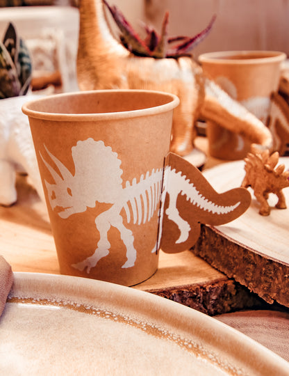 8 bielych a kraftových pohárov s dinosaurom, 255 ml, reliéf triceratopsa