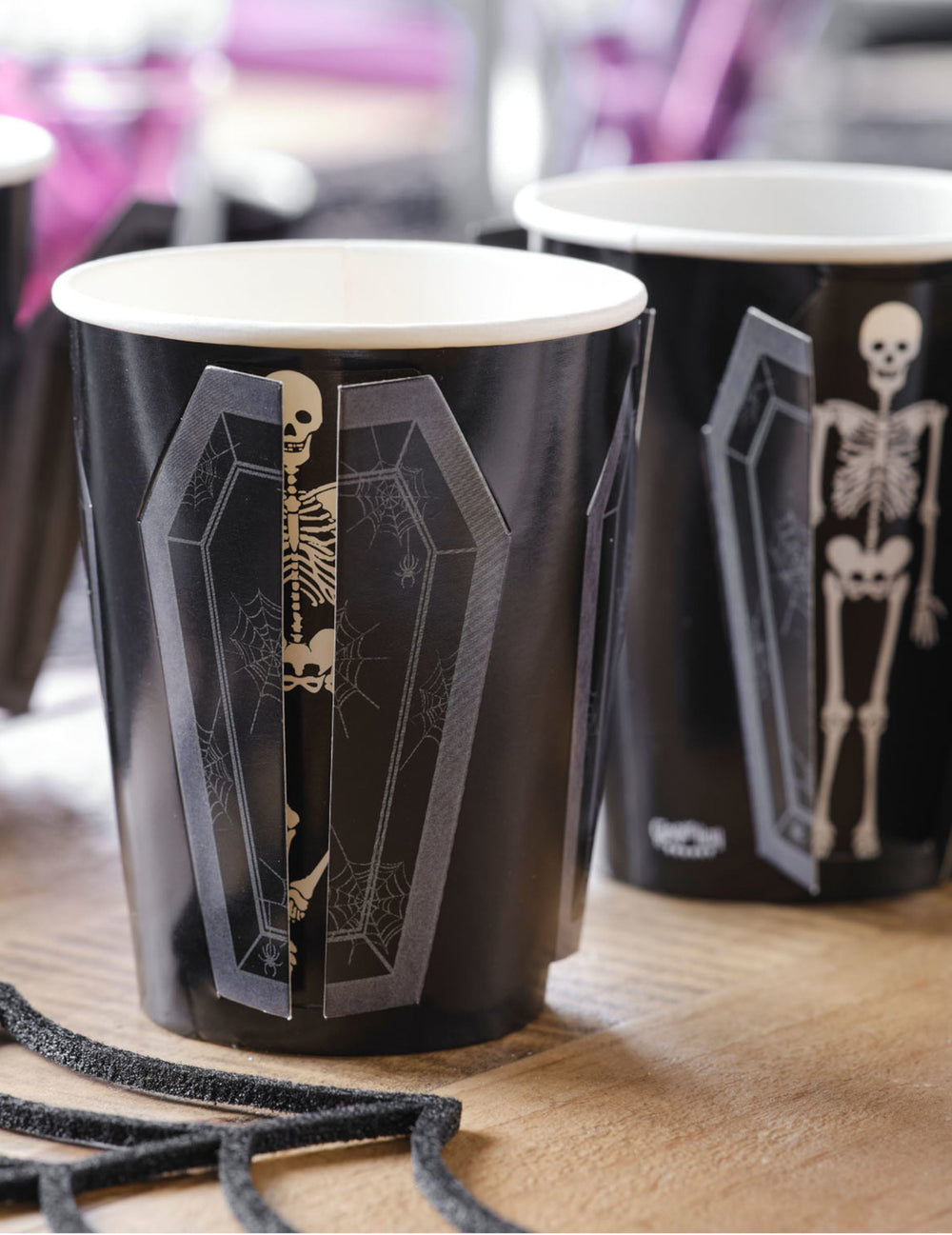 Gobelets en carton cercueil squelette pour Halloween noirs avec motif de squelette blanc dans un cercueil
