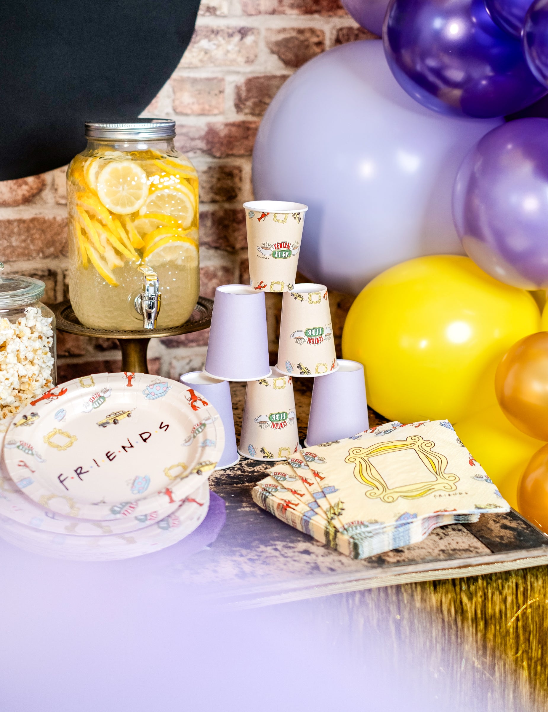 Décoration de table avec les gobelets en carton Friends