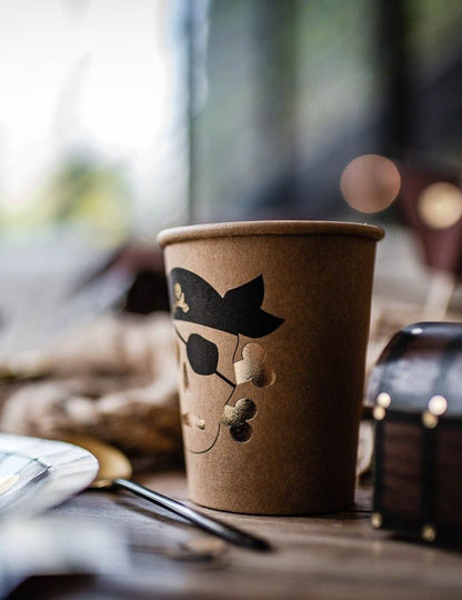 8 pirátskych pohárov z kraftového papiera so zlatým lemom, 255 ml, dizajn lebky a skrížených kostí