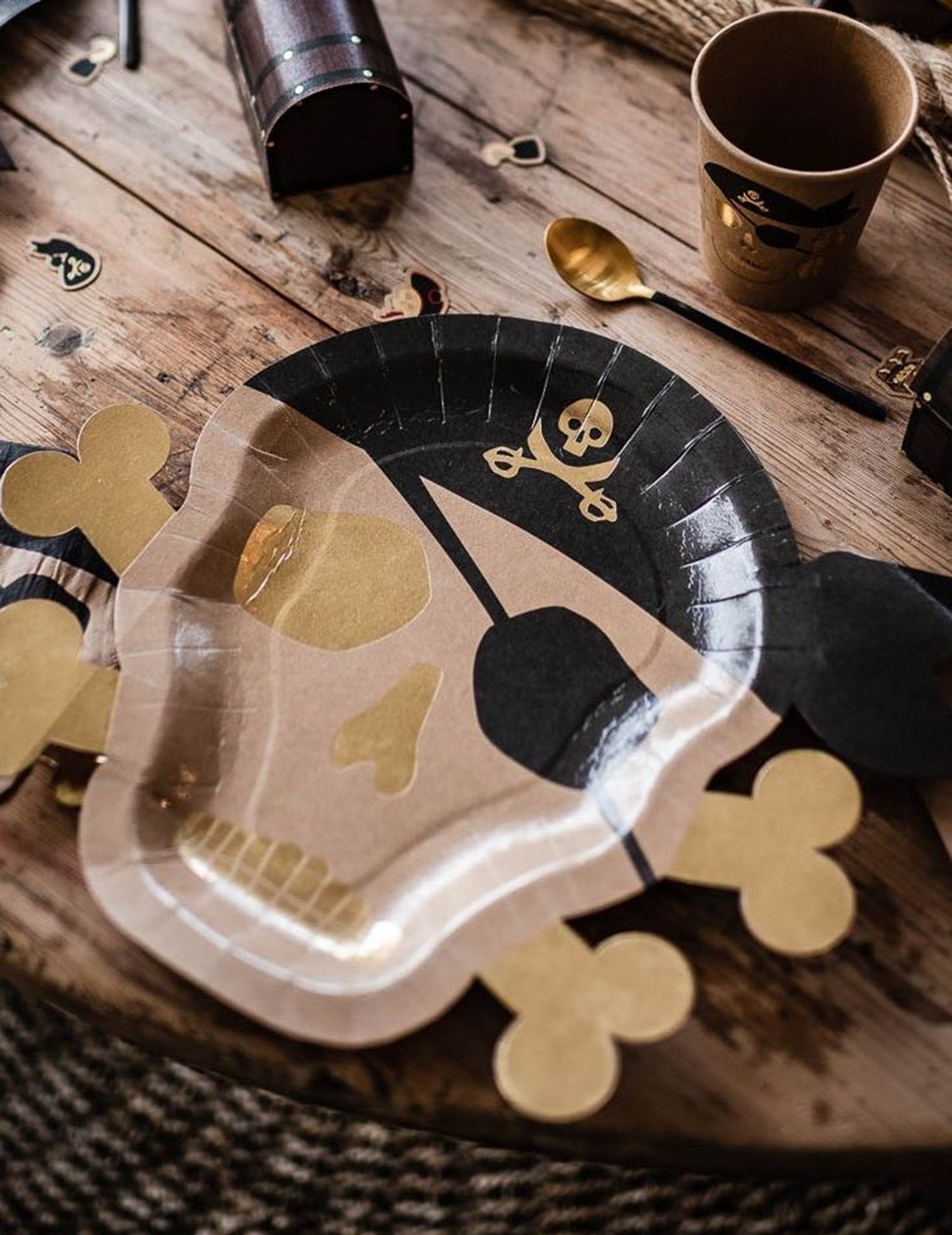 8 pirátskych pohárov z kraftového papiera so zlatým lemom, 255 ml, dizajn lebky a skrížených kostí