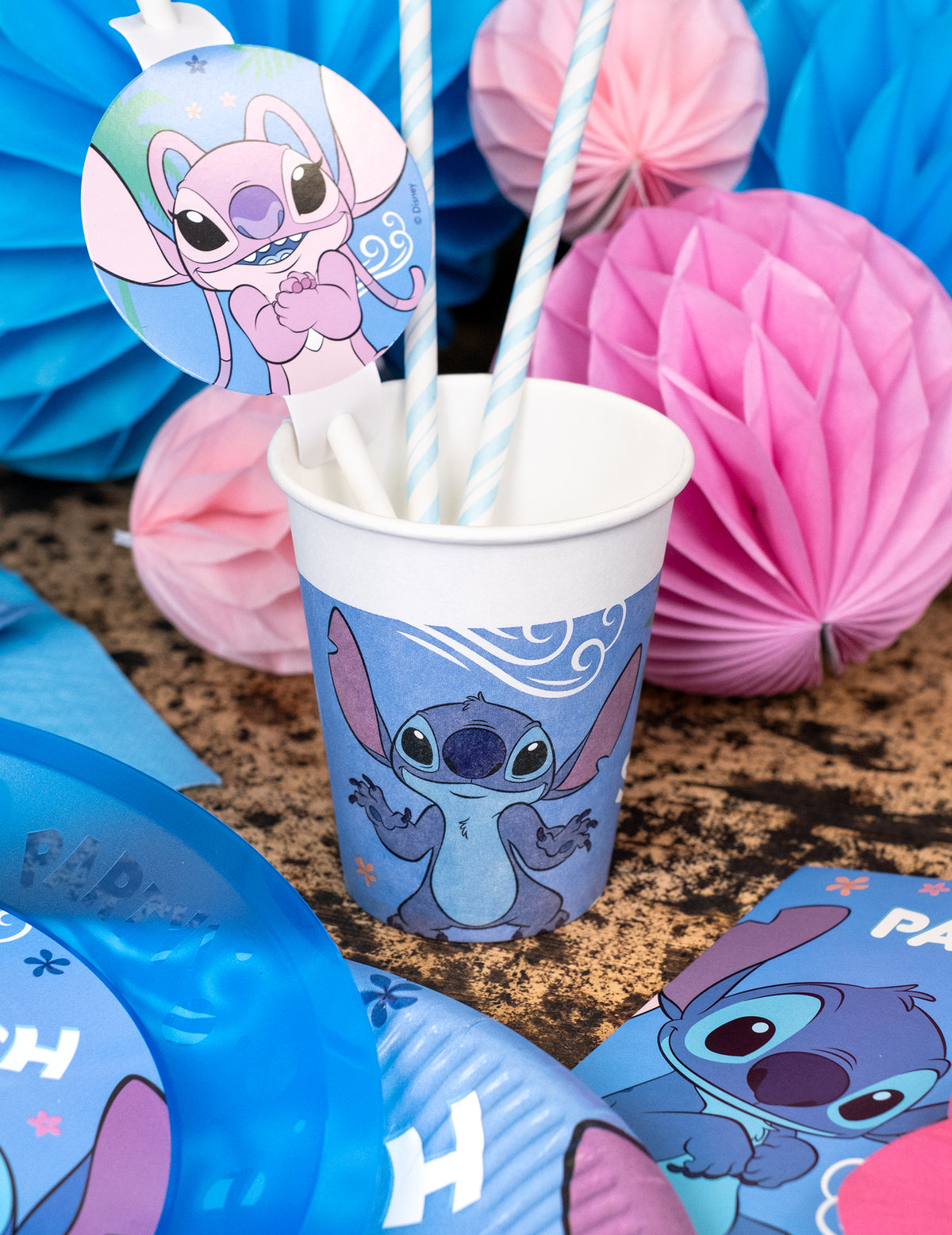 Mise en situation sur une table de fête des gobelets en carton Stitch