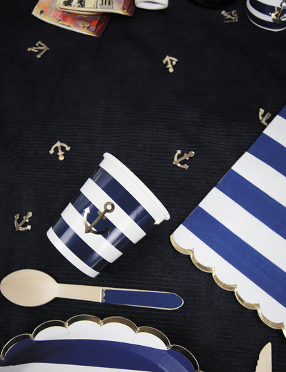 8 vlbových kartónových pohárov, 200 ml, s námorníckym pruhovaným vzorom a zlatou kotvou