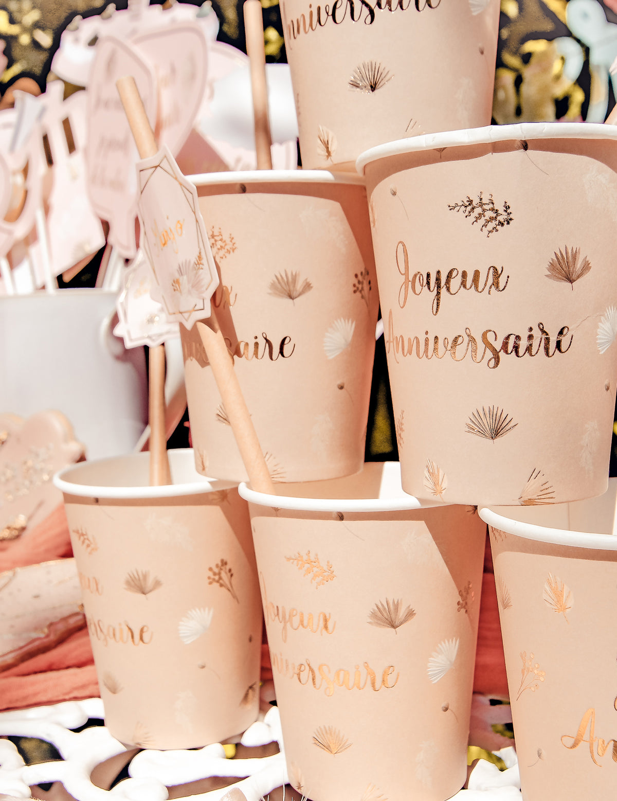 Gros plan sur l'imprimé des gobelets Joyeux anniversaire boho