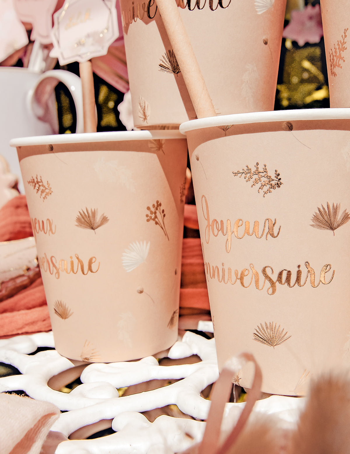 Mise en scène des gobelets Joyeux anniversaire boho