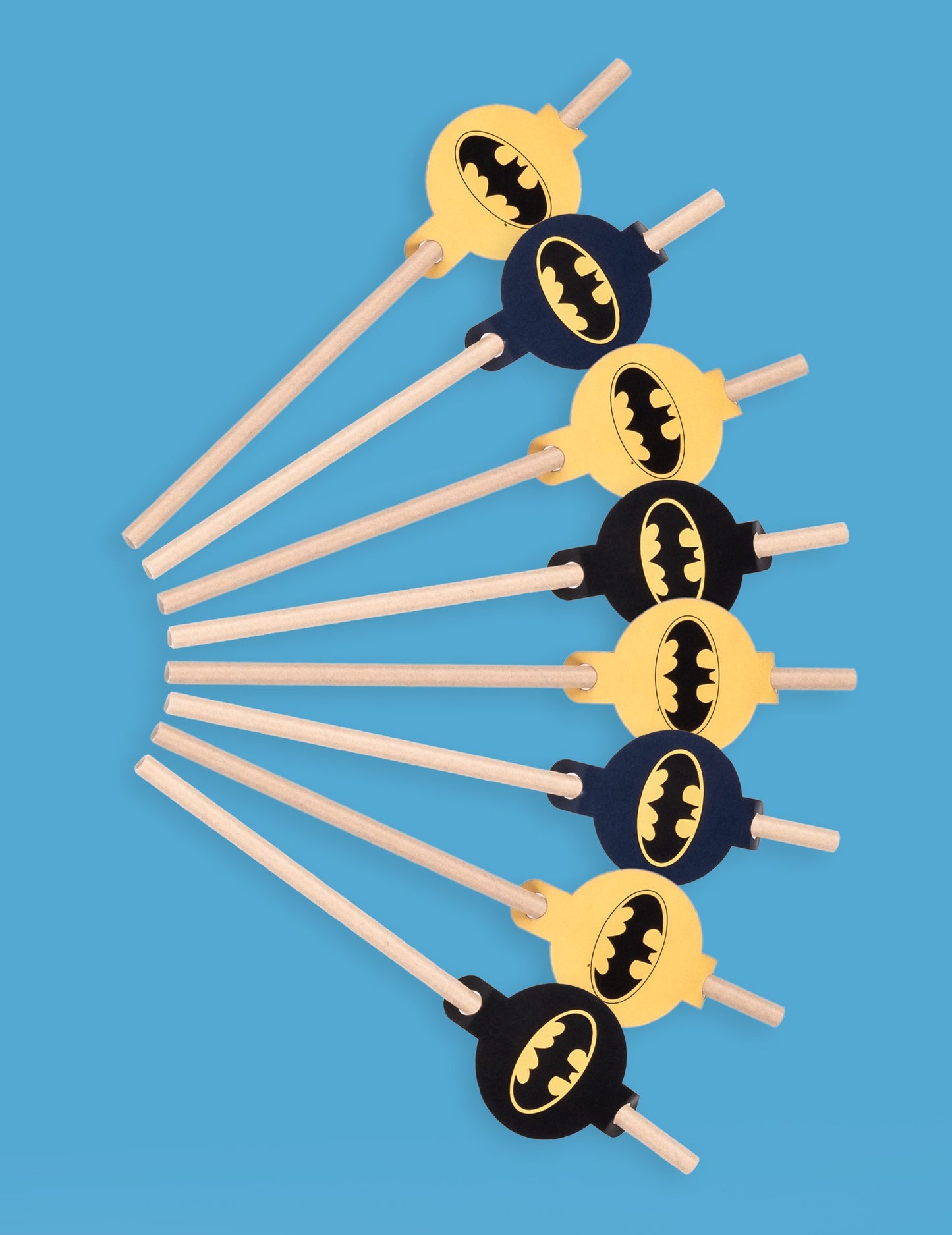 Disposition en éventail du lot de pailles médaillon en carton Batman