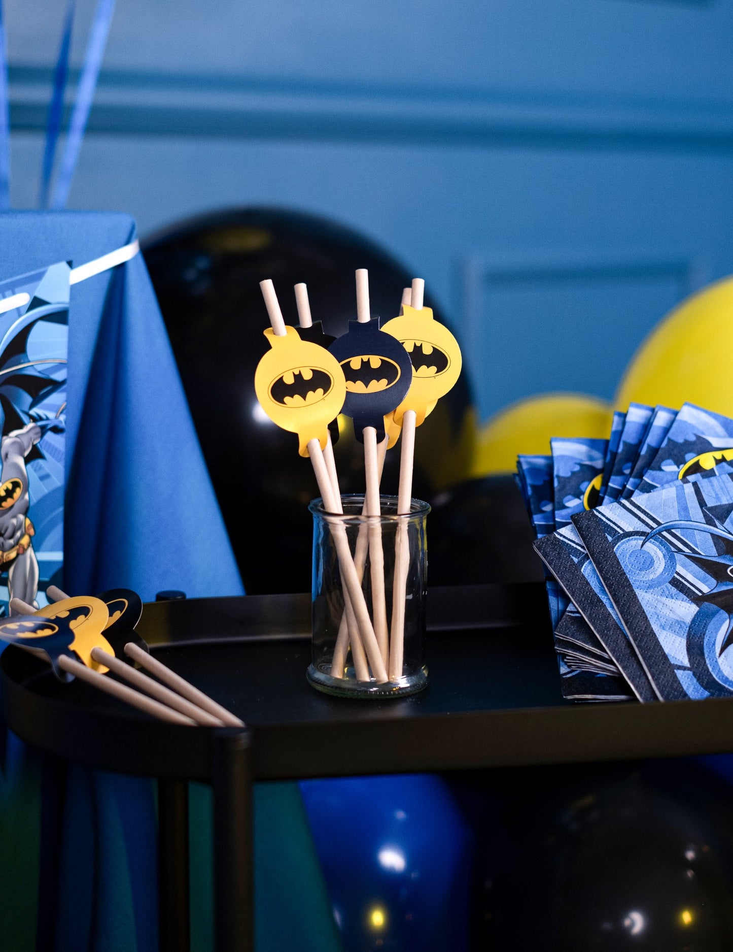 Zoom sur la présentation des pailles médaillon en carton Batman