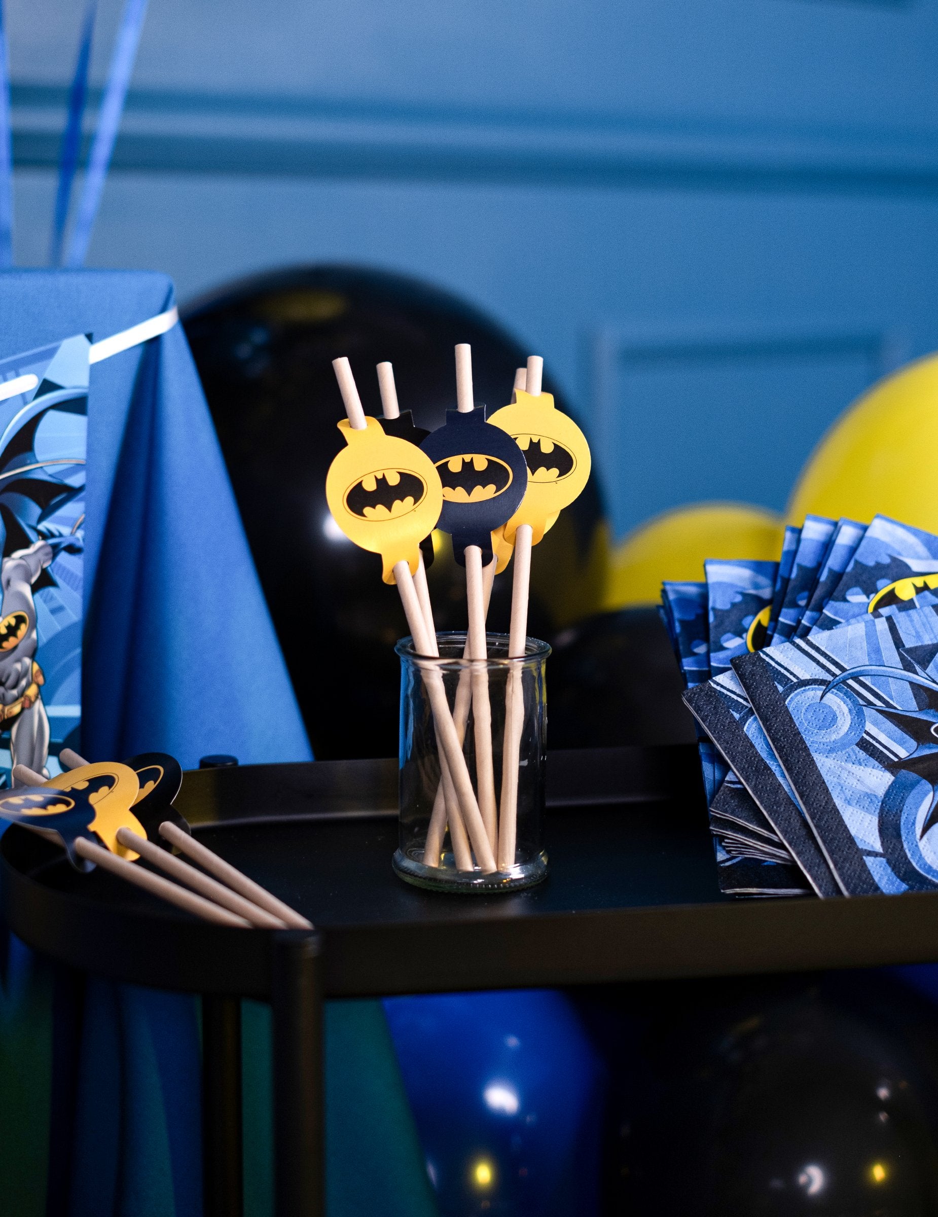 Zoom sur la présentation des pailles médaillon en carton Batman