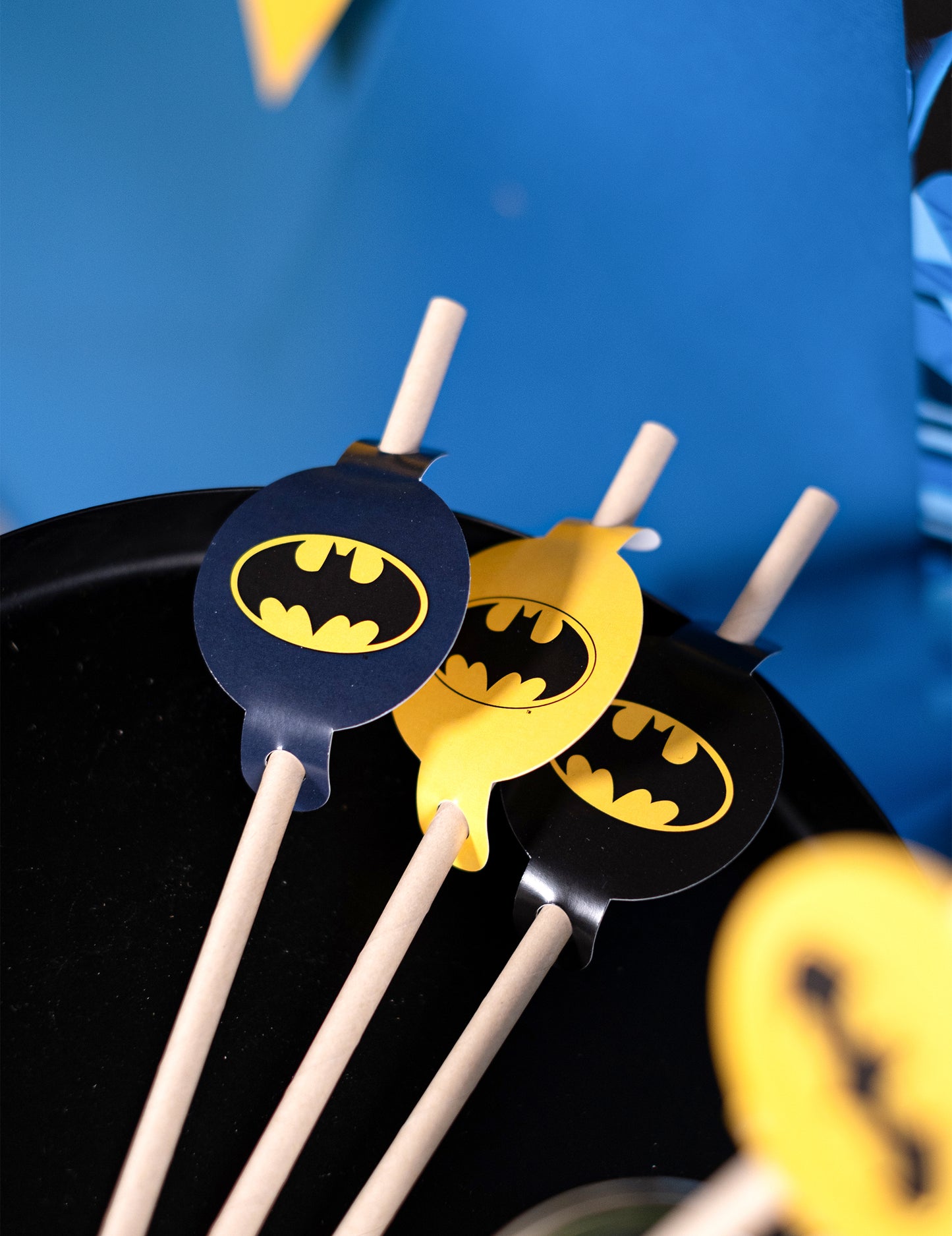 Détail des médaillons jaune et noir des pailles médaillon en carton Batman